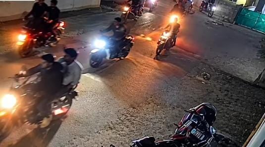 जानलेवा 12-15 लोगों ने रॉड-चाकू-तलवार से युवक पर जानलेवा हमला
