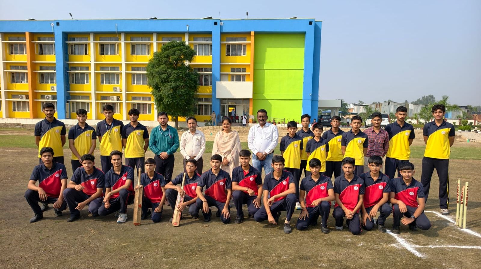 किक्रेट प्रतियोगिता में हिस्सा लेते हुए बच्चे। प्रवक्ता