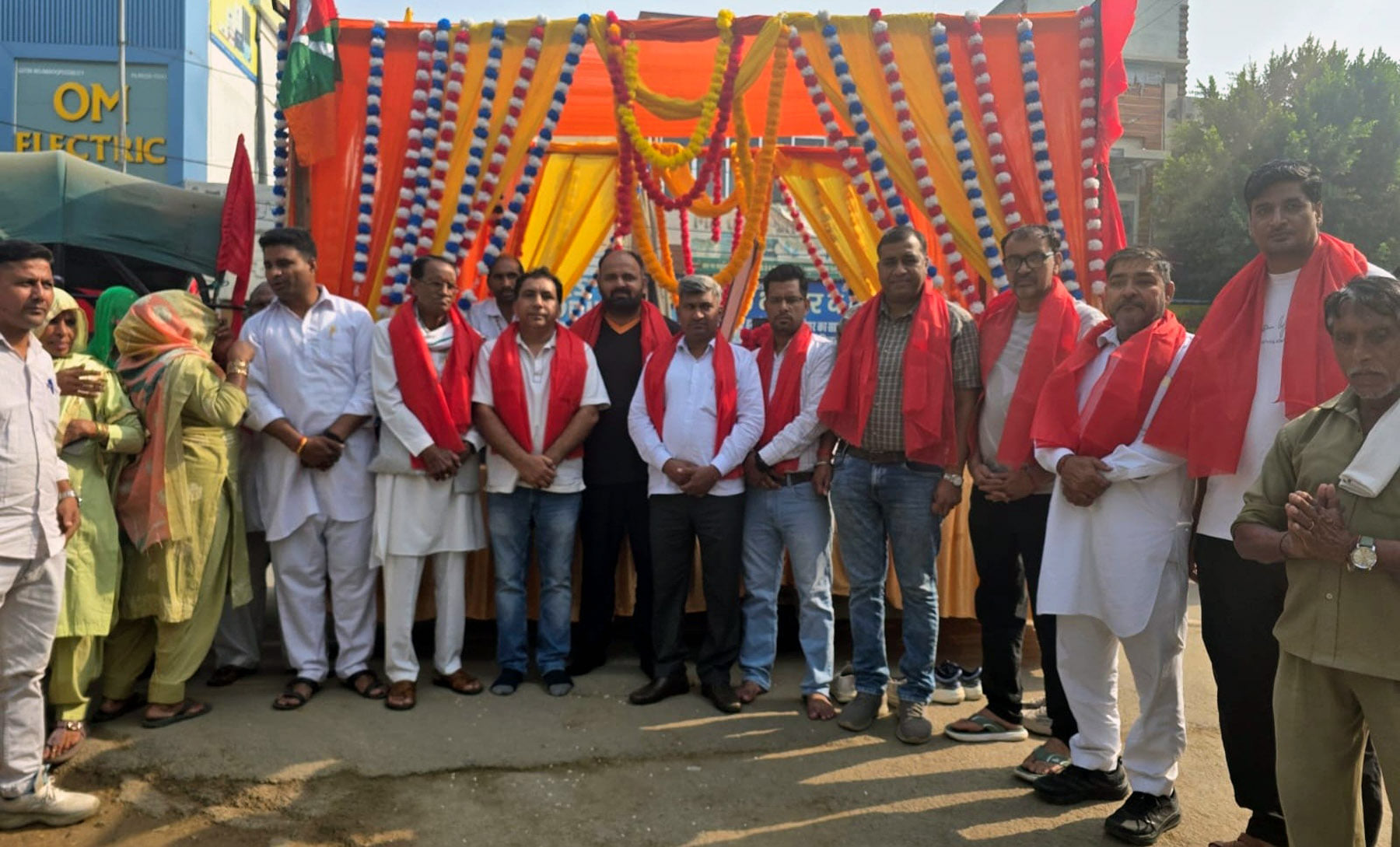कलायत मेंं महर्षि वाल्मीकि चौक पर धार्मिक यात्रा का स्वागत करते गणमान्य लोग। संवाद