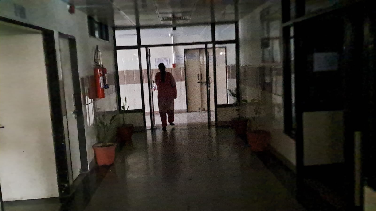 कुरुक्षेत्र। एलएनजेपी अस्पताल में लिफ्ट के बंद होने के बाद मरीज को रैंप के रास्ते चौथी मंजिल पर कुरुक्षेत्र। एलएनजेपी अस्पताल में लिफ्ट के बंद होने के बाद मरीज को रैंप के रास्ते चौथी मंजिल पर