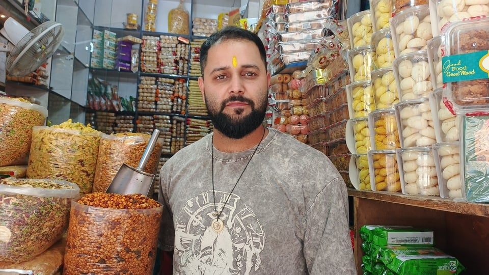 करवाचौथ के लिए बाजार में लगा सरगी का स्टॉल। संवाद