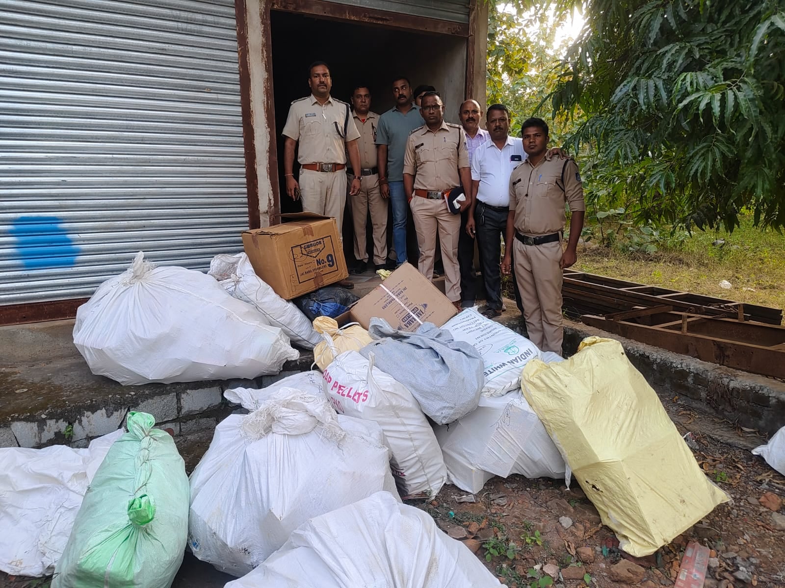 कार्यवाही करती पुलिस कार्यवाही करती पुलिस