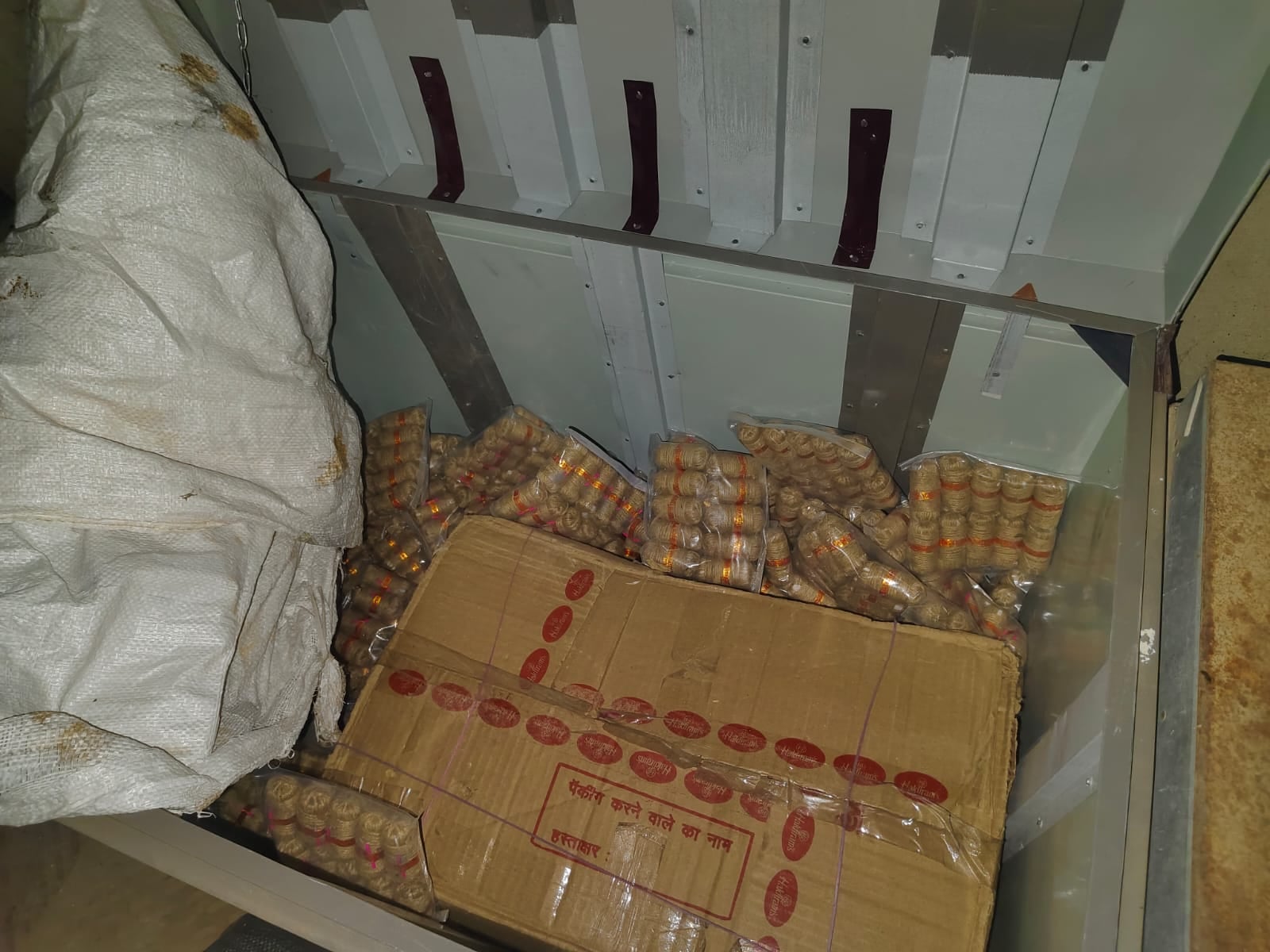 कार्यवाही करती पुलिस कार्यवाही करती पुलिस