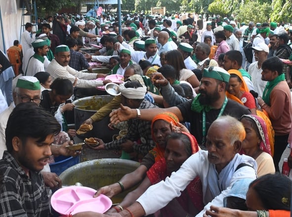 किसानों ने की महापंचायत।