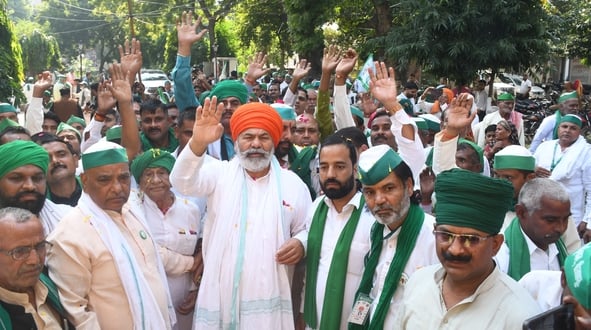 किसानों ने की महापंचायत।