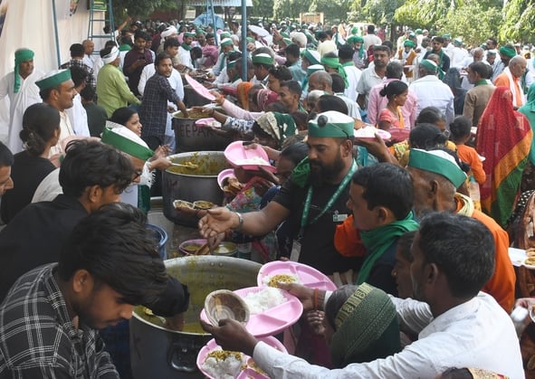 किसानों ने की महापंचायत।
