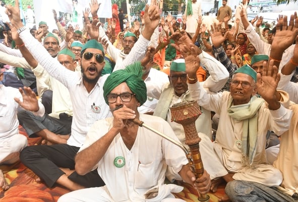 किसानों ने की महापंचायत।