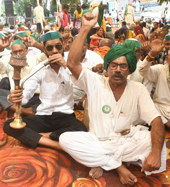 किसानों ने की महापंचायत।