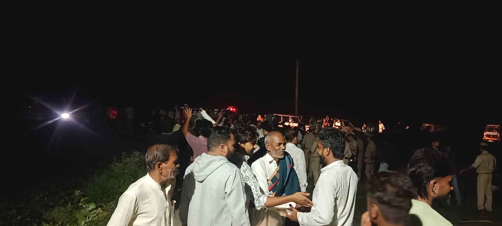 लखनौती में मौके पर जमा भीड़। संवाद