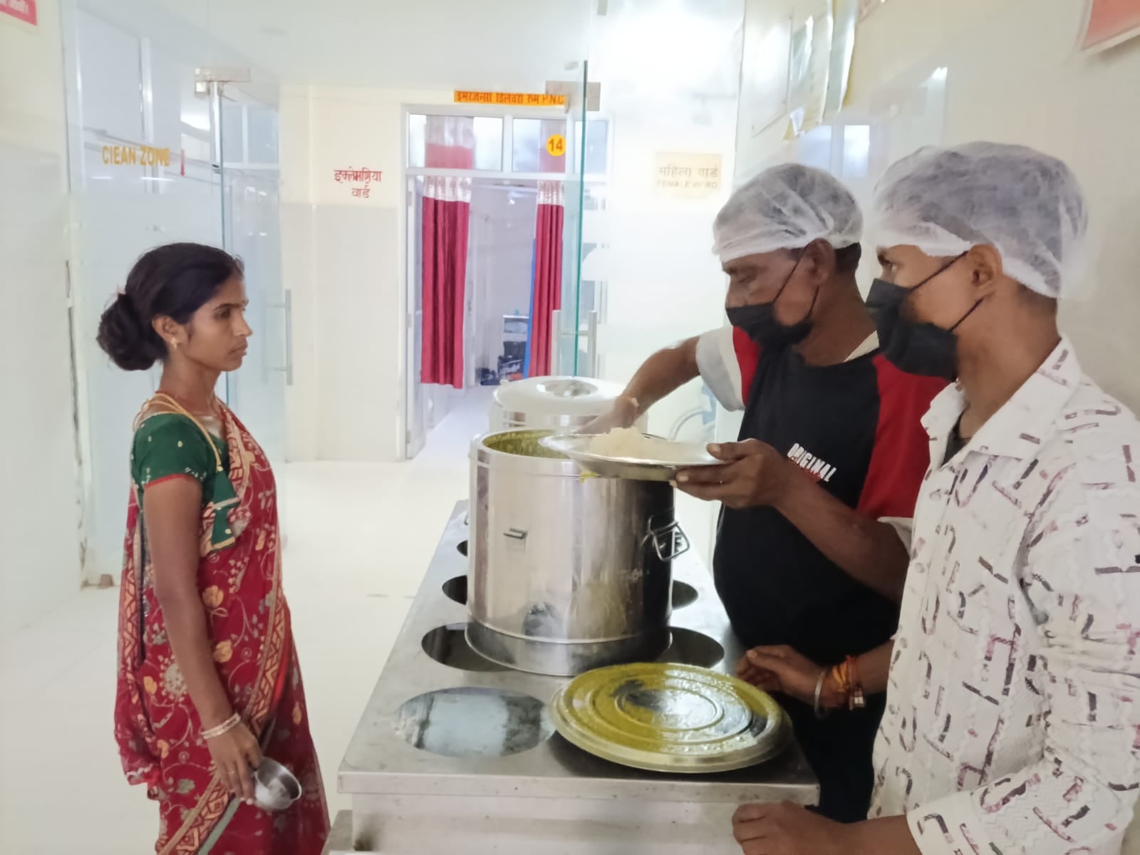 महिला अस्पताल में ईरिक्शे पर लाया गया मरीजों का भोजन। संवाद महिला अस्पताल में ईरिक्शे पर लाया गया मरीजों का भोजन। संवाद