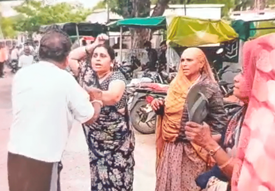 महिलाएं पिटाई करते हुए महिलाएं पिटाई करते हुए