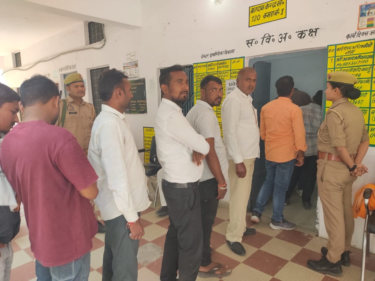 मंझनपुर ब्लॉक परिसर में मतदान के लिए लाइन लगे मतदाता। संवाद