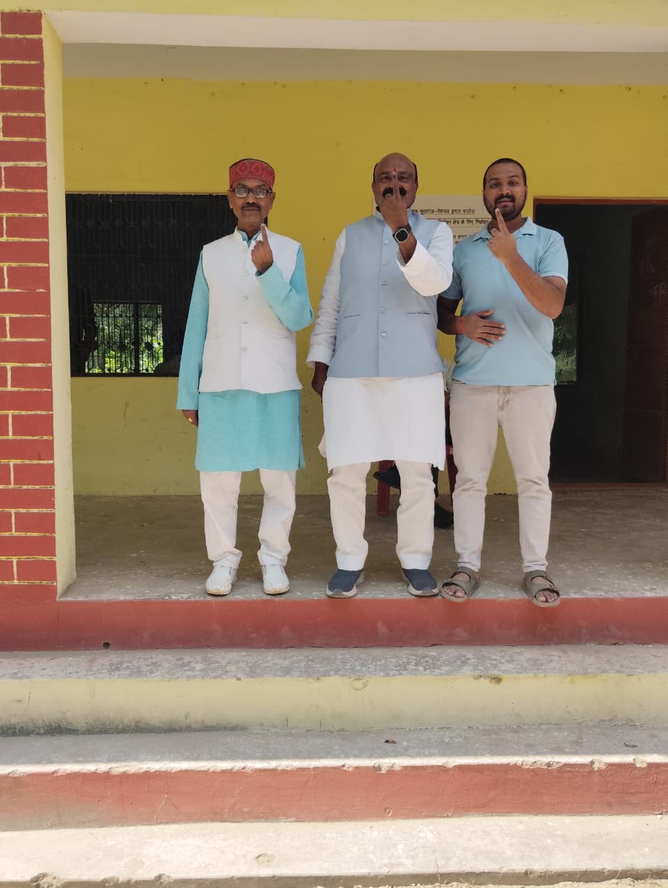 मंझनपुर ब्लॉक परिसर में मतदान के लिए लाइन लगे मतदाता। संवाद
