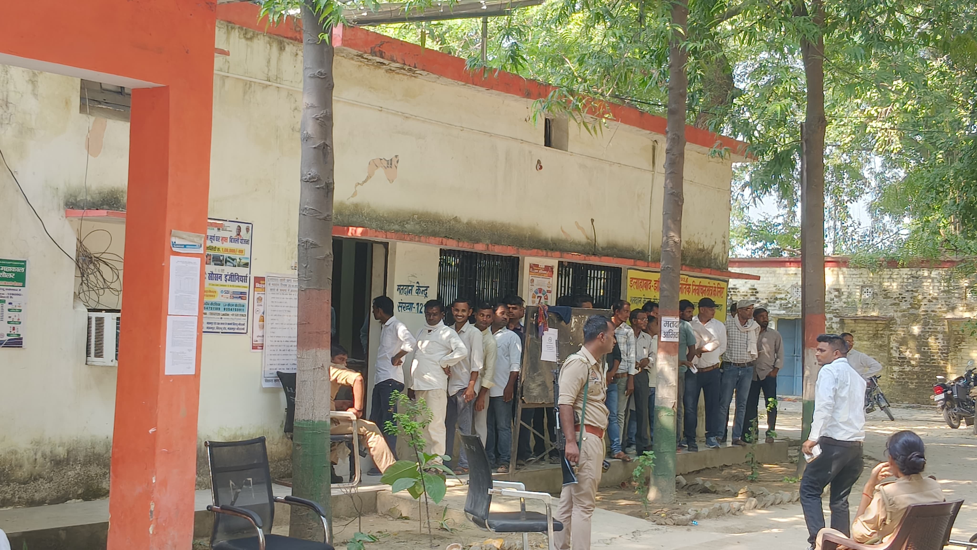 मंझनपुर ब्लॉक परिसर में मतदान के लिए लाइन लगे मतदाता। संवाद
