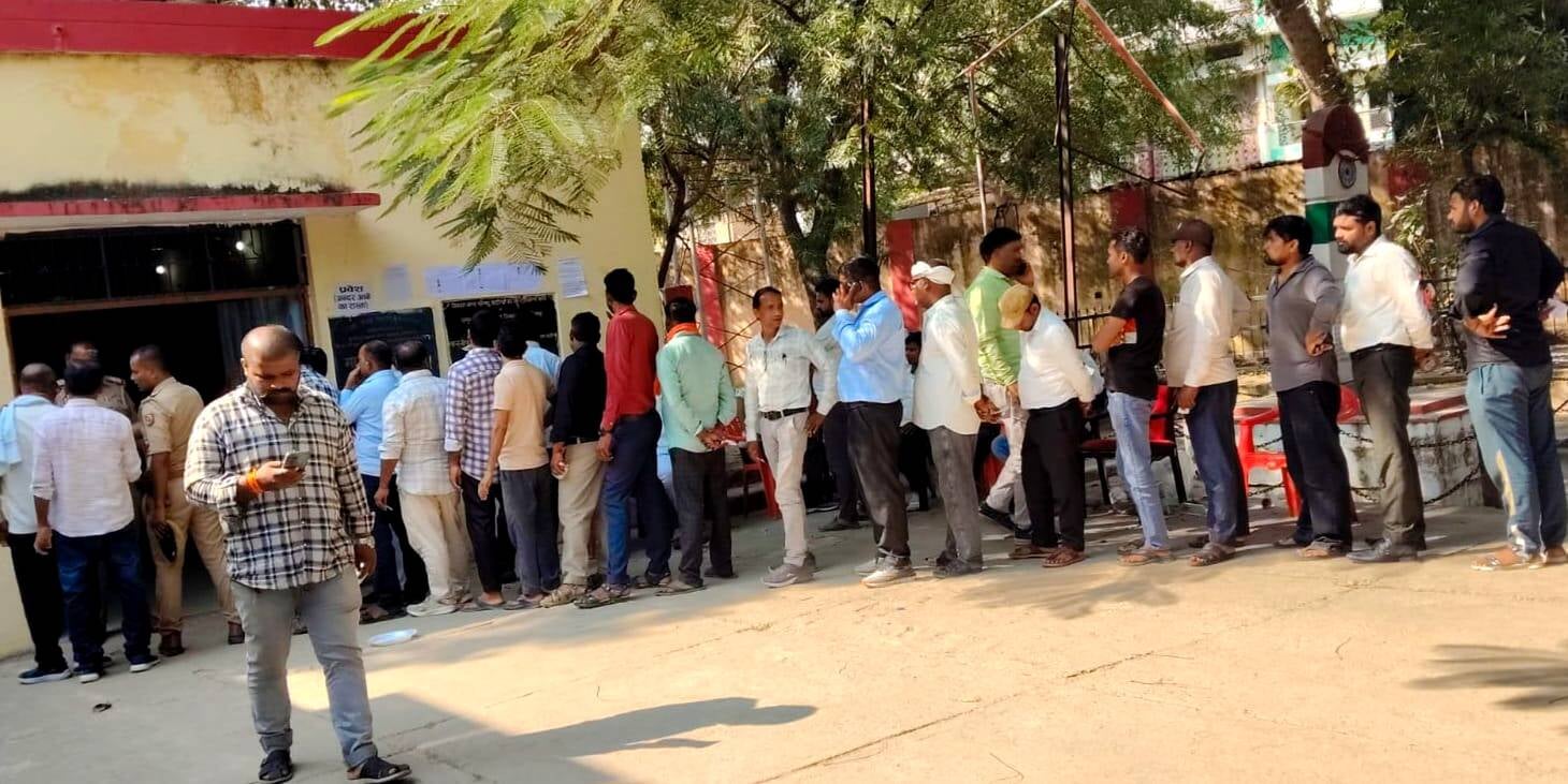 मंसूराबाद:  स्नातक निर्वाचन में मतदान केंद्र पर जुटे भाजपा पदाधिकारी एवं समर्थक।