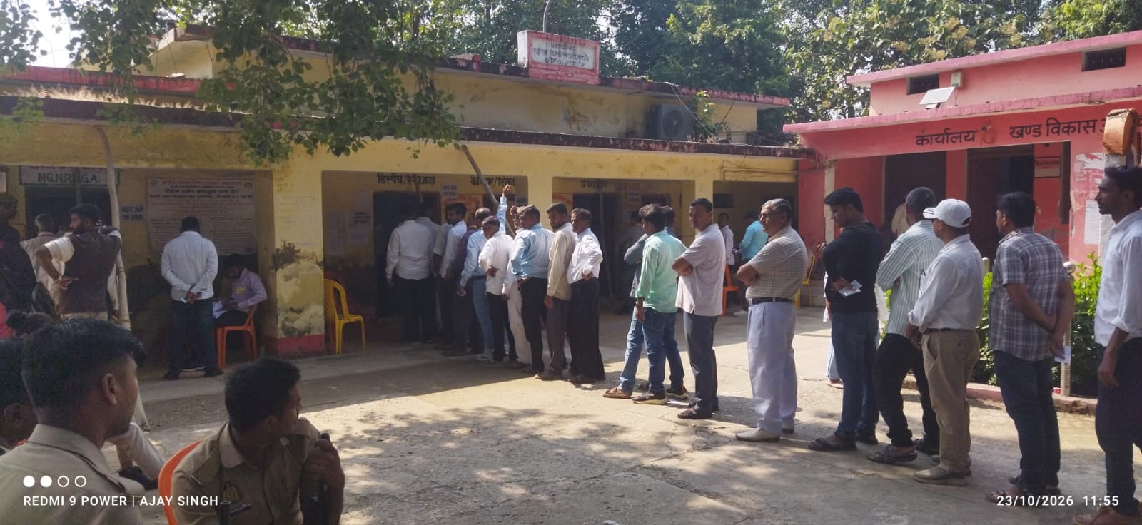 मंसूराबाद:  स्नातक निर्वाचन में मतदान केंद्र पर जुटे भाजपा पदाधिकारी एवं समर्थक।