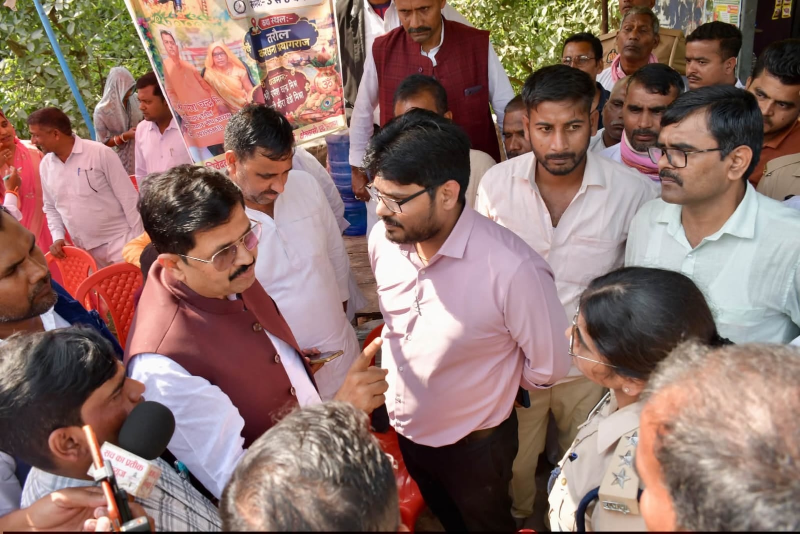 मंसूराबाद:  स्नातक निर्वाचन में मतदान केंद्र पर जुटे भाजपा पदाधिकारी एवं समर्थक।