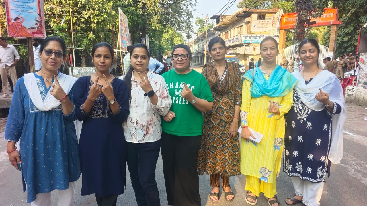 मितौली में दोनों पक्षों को शांत कराते हुए पुलिस। संवाद मितौली में दोनों पक्षों को शांत कराते हुए पुलिस। संवाद