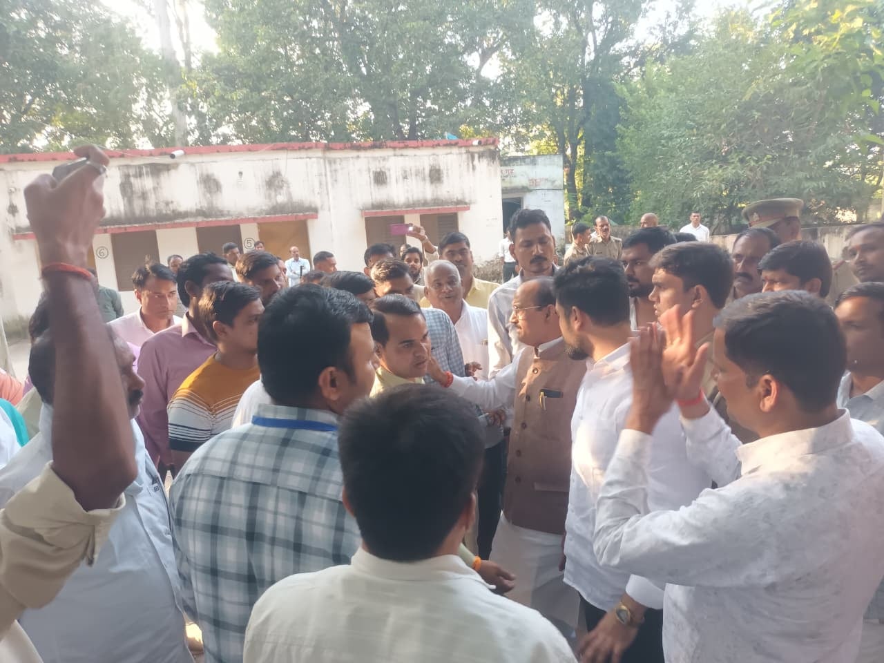 मितौली में दोनों पक्षों को शांत कराते हुए पुलिस। संवाद मितौली में दोनों पक्षों को शांत कराते हुए पुलिस। संवाद