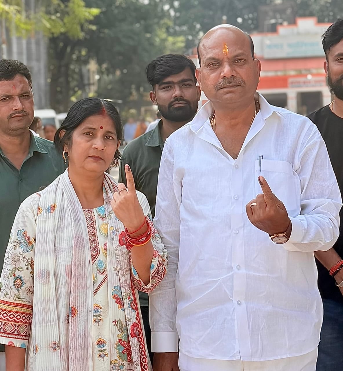 मितौली में दोनों पक्षों को शांत कराते हुए पुलिस। संवाद मितौली में दोनों पक्षों को शांत कराते हुए पुलिस। संवाद