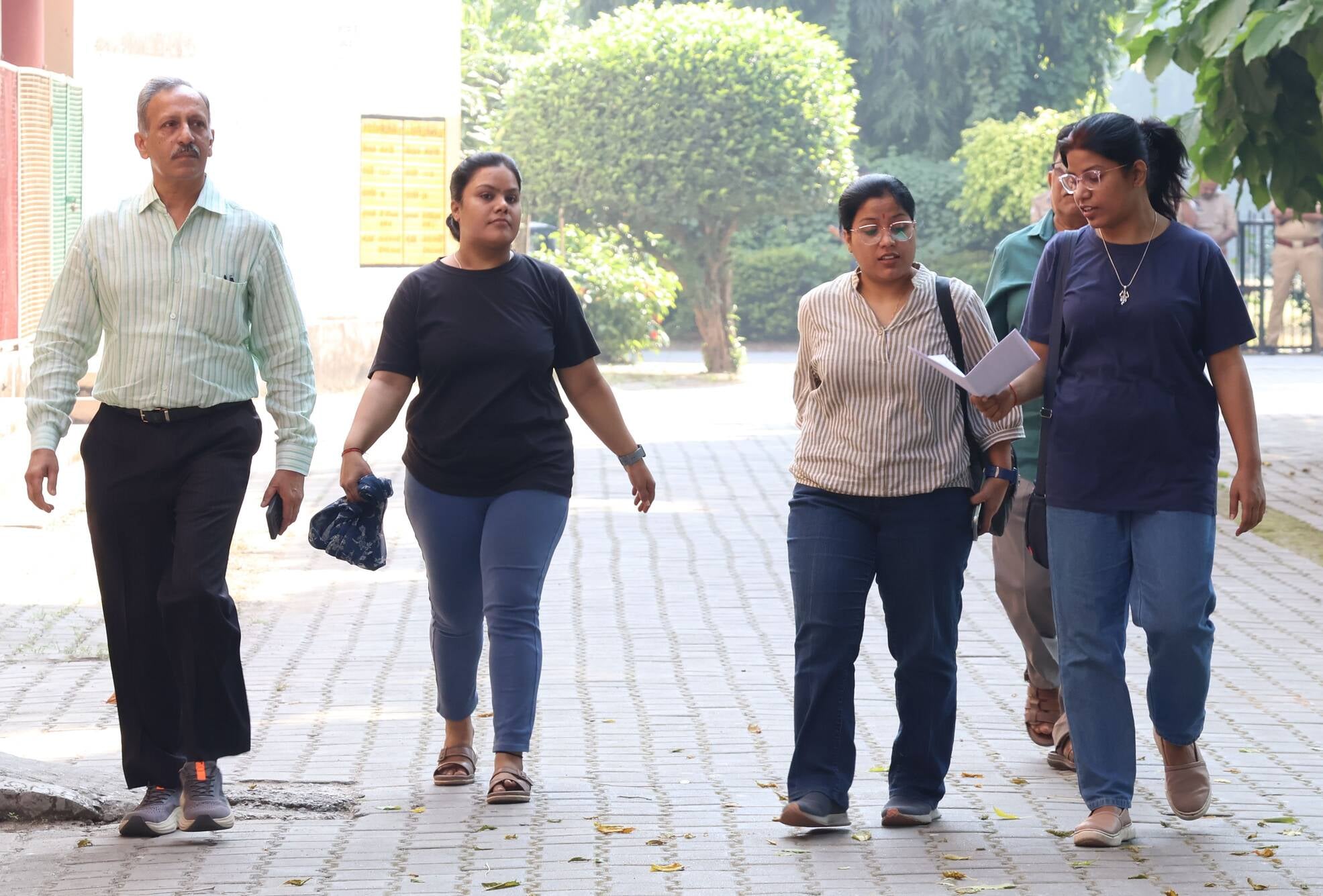 मतदान के लिए पहुंचे मतदाता।