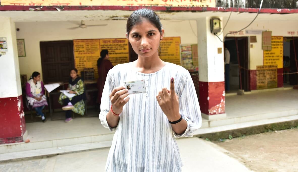 मतदान के लिए पहुंचे मतदाता।