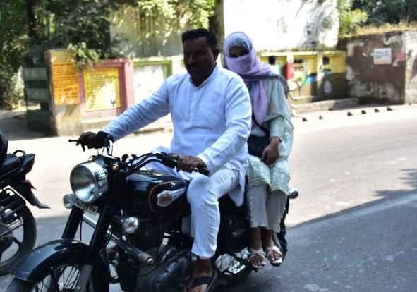 मतदान के लिए पहुंचे मतदाता।