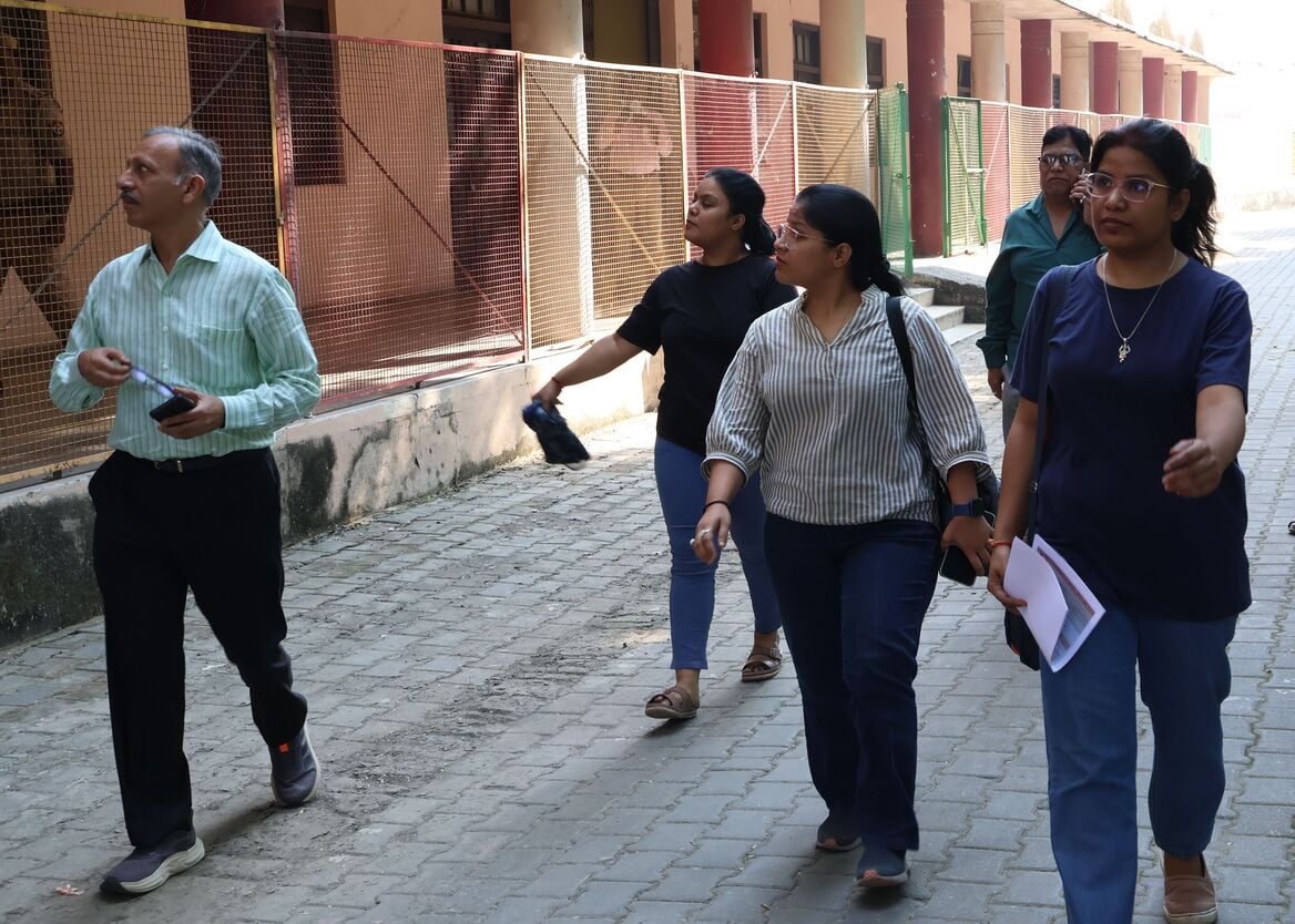 मतदान के लिए पहुंचे मतदाता।