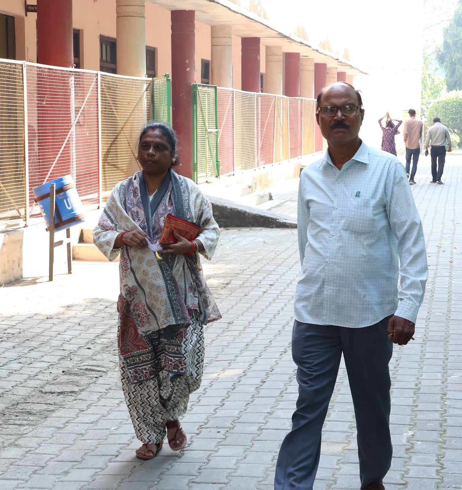 मतदान के लिए पहुंचे मतदाता।