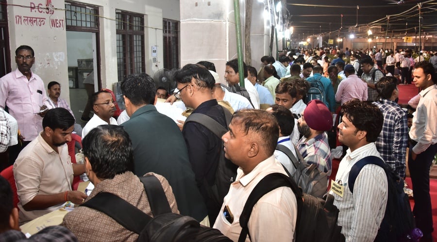 मतदान के लिए पहुंचे मतदाता।