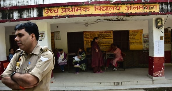 मतदान के लिए पहुंचे मतदाता।