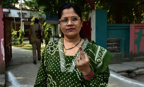 मतदान के लिए पहुंचे मतदाता।