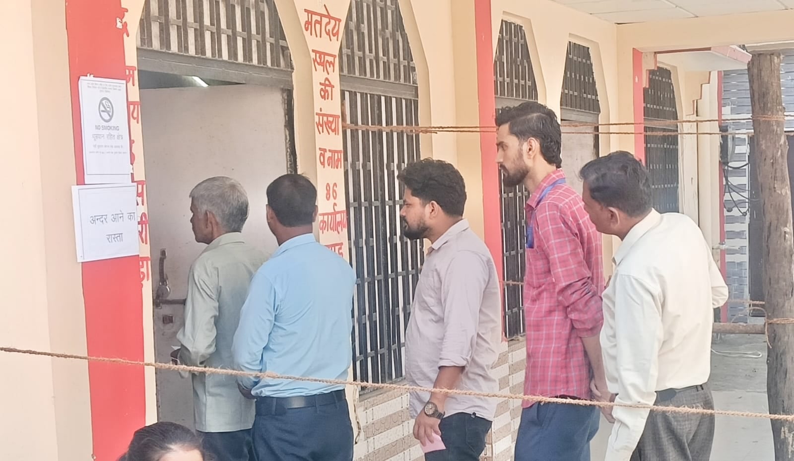 मतदान केंद्र से वोट डालकर निकलतीं महिला। संवाद