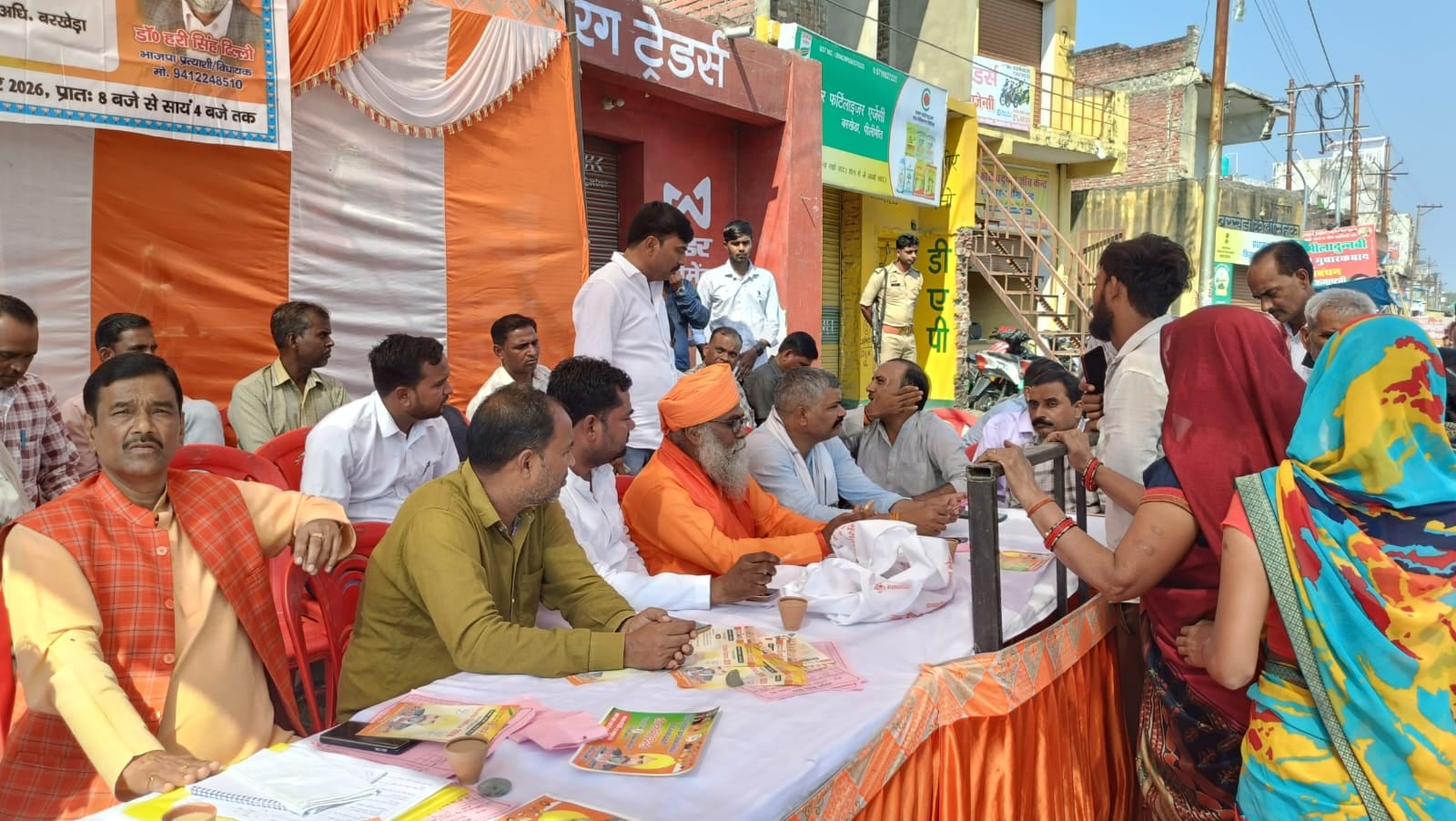 मतदान केंद्र से वोट डालकर निकलतीं महिला। संवाद