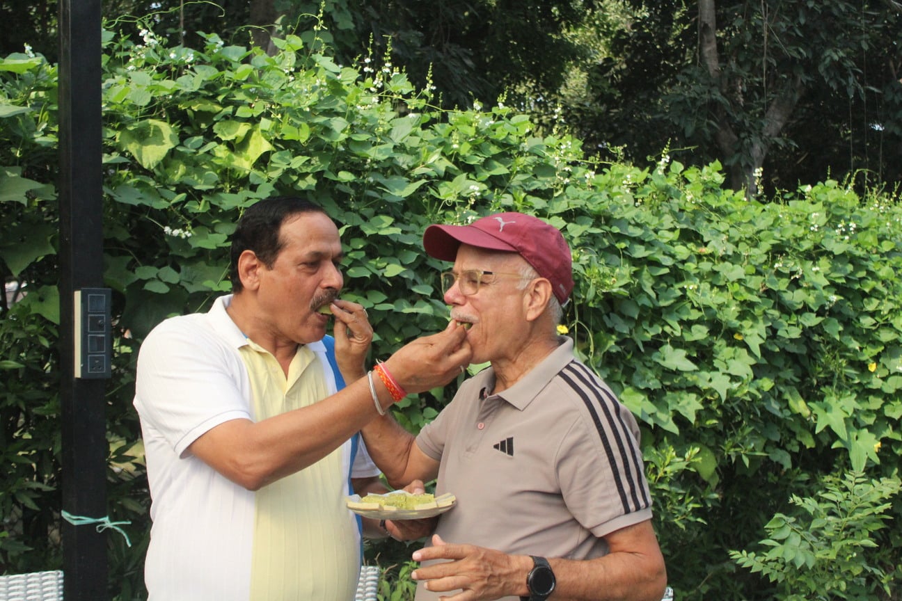 नीतेश के पिता विजेंद्र को मिठाई खिलाड़ी उनकी माता प्रेमकाैर । संवाद