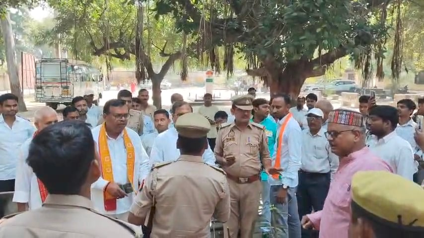नेवादा मतदान केंद्र पर भाजपा जिलाध्यक्ष व सपाइयों के बीच नोकझोंक के दौरान लगी भीड़। संवाद