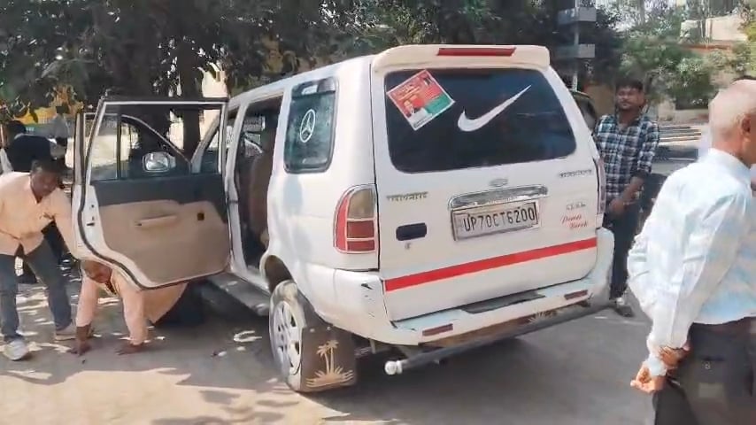 नेवादा मतदान केंद्र पर भाजपा जिलाध्यक्ष व सपाइयों के बीच नोकझोंक के दौरान लगी भीड़। संवाद