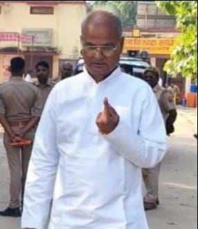 पीडीडीयू नगर में मतदान के बाद स्याही का निशान दिखातीं भाजपा महिला मोर्चा की अध्यक्ष प्रियंका सि