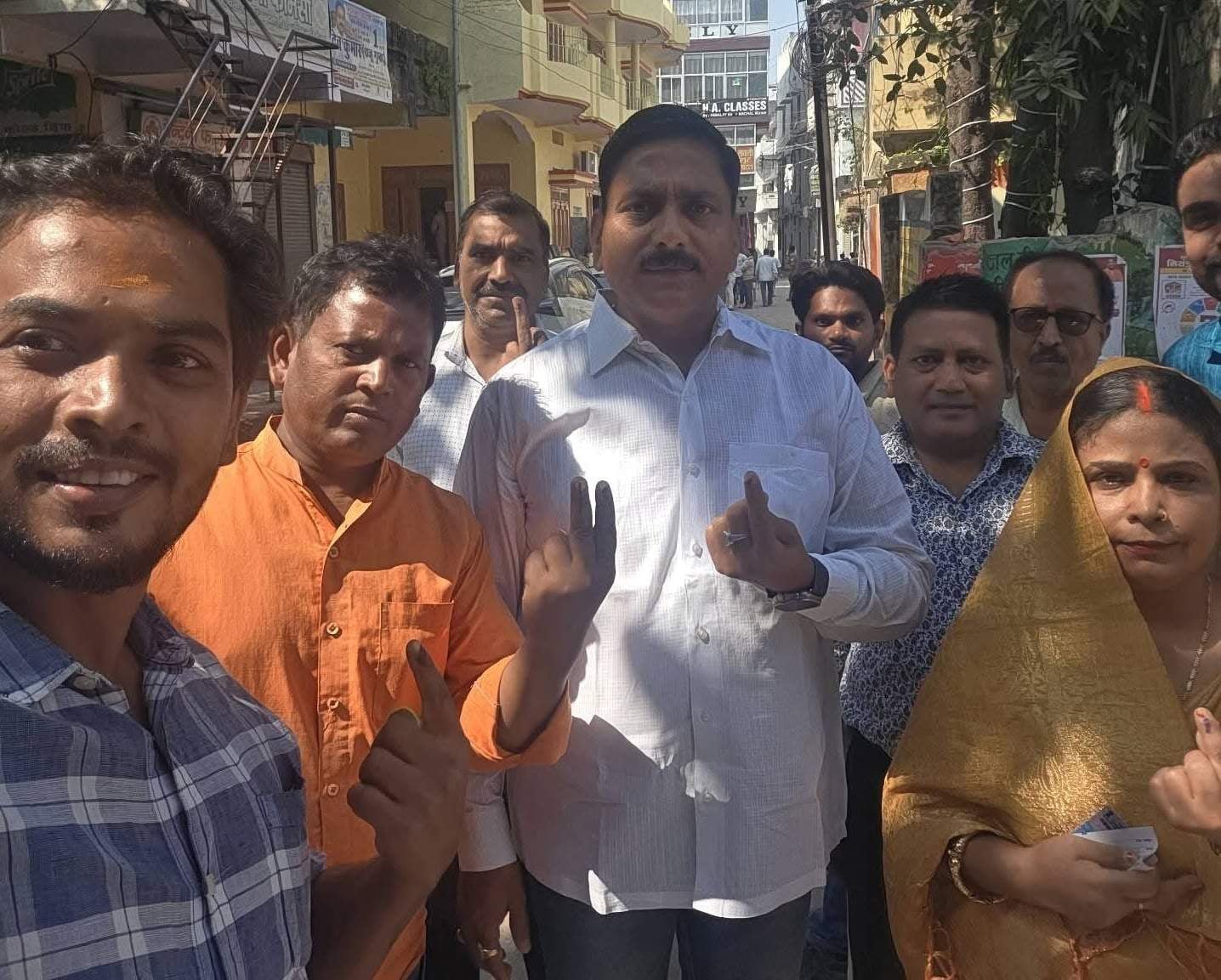 पीडीडीयू नगर में मतदान के बाद स्याही का निशान दिखातीं भाजपा महिला मोर्चा की अध्यक्ष प्रियंका सि
