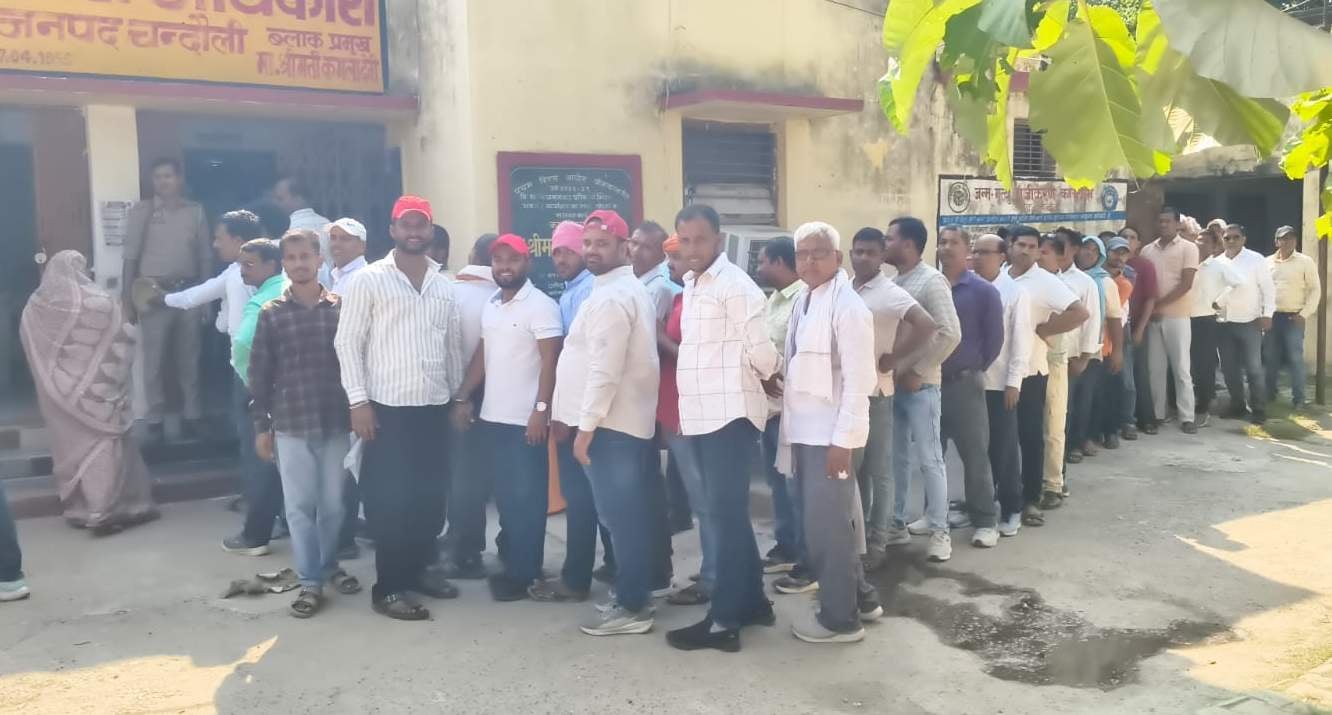 पीडीडीयू नगर में मतदान के बाद स्याही का निशान दिखातीं भाजपा महिला मोर्चा की अध्यक्ष प्रियंका सि