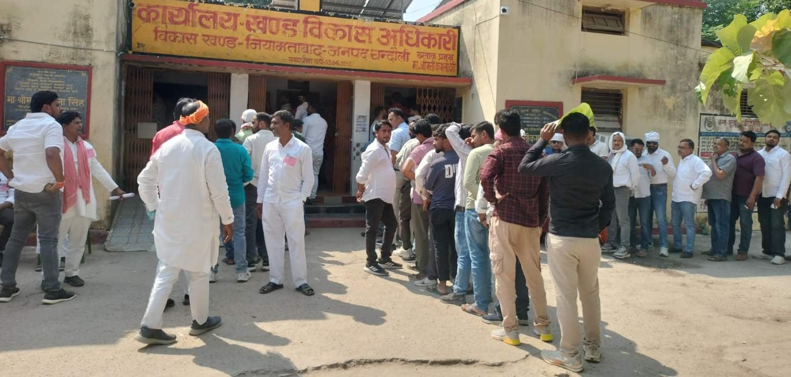 पीडीडीयू नगर में मतदान के बाद स्याही का निशान दिखातीं भाजपा महिला मोर्चा की अध्यक्ष प्रियंका सि