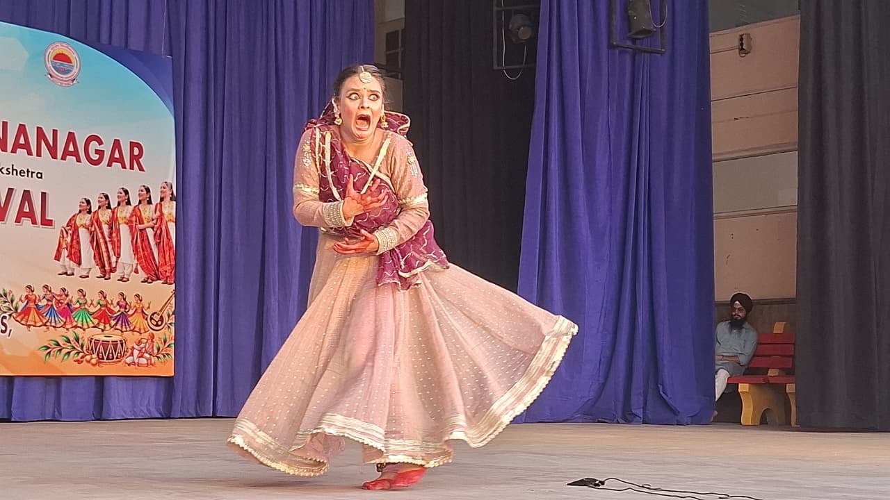 प्रस्तुति देती छात्रा। संस्थान