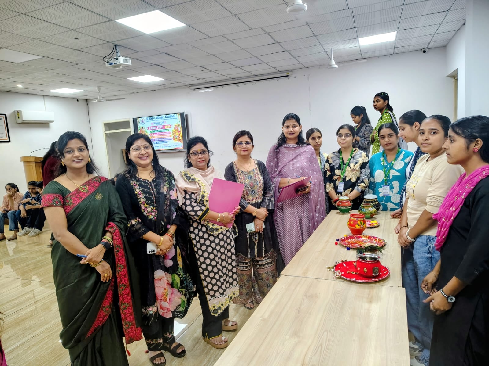 प्रतियोगिता में करवे तैयार करते हुए छात्राएं। प्रवक्ता प्रतियोगिता में करवे तैयार करते हुए छात्राएं। प्रवक्ता