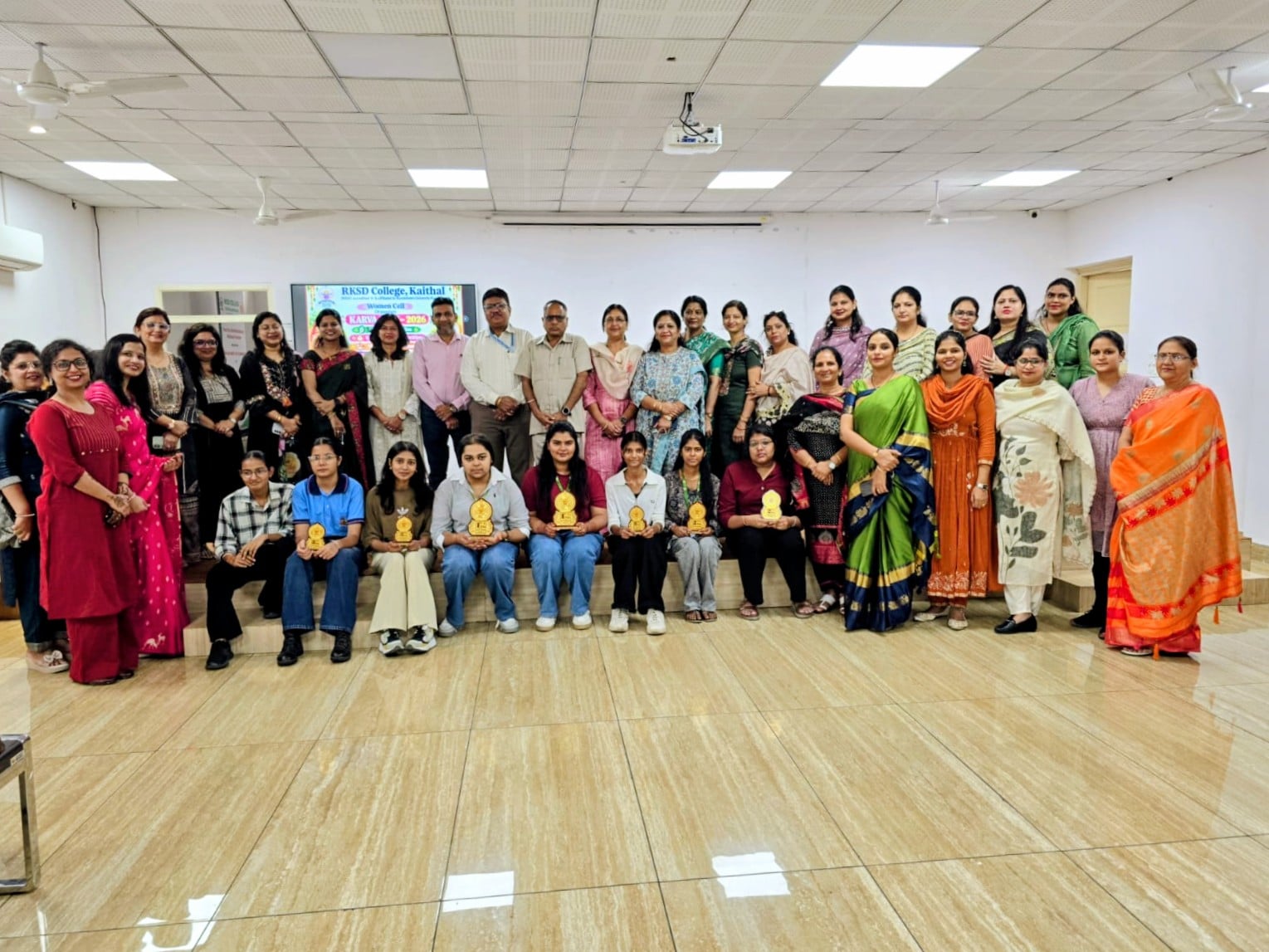 प्रतियोगिता में करवे तैयार करते हुए छात्राएं। प्रवक्ता प्रतियोगिता में करवे तैयार करते हुए छात्राएं। प्रवक्ता