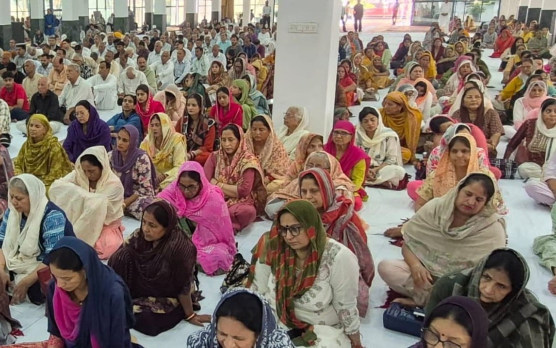 प्रवचन करते वक्ता। संवाद