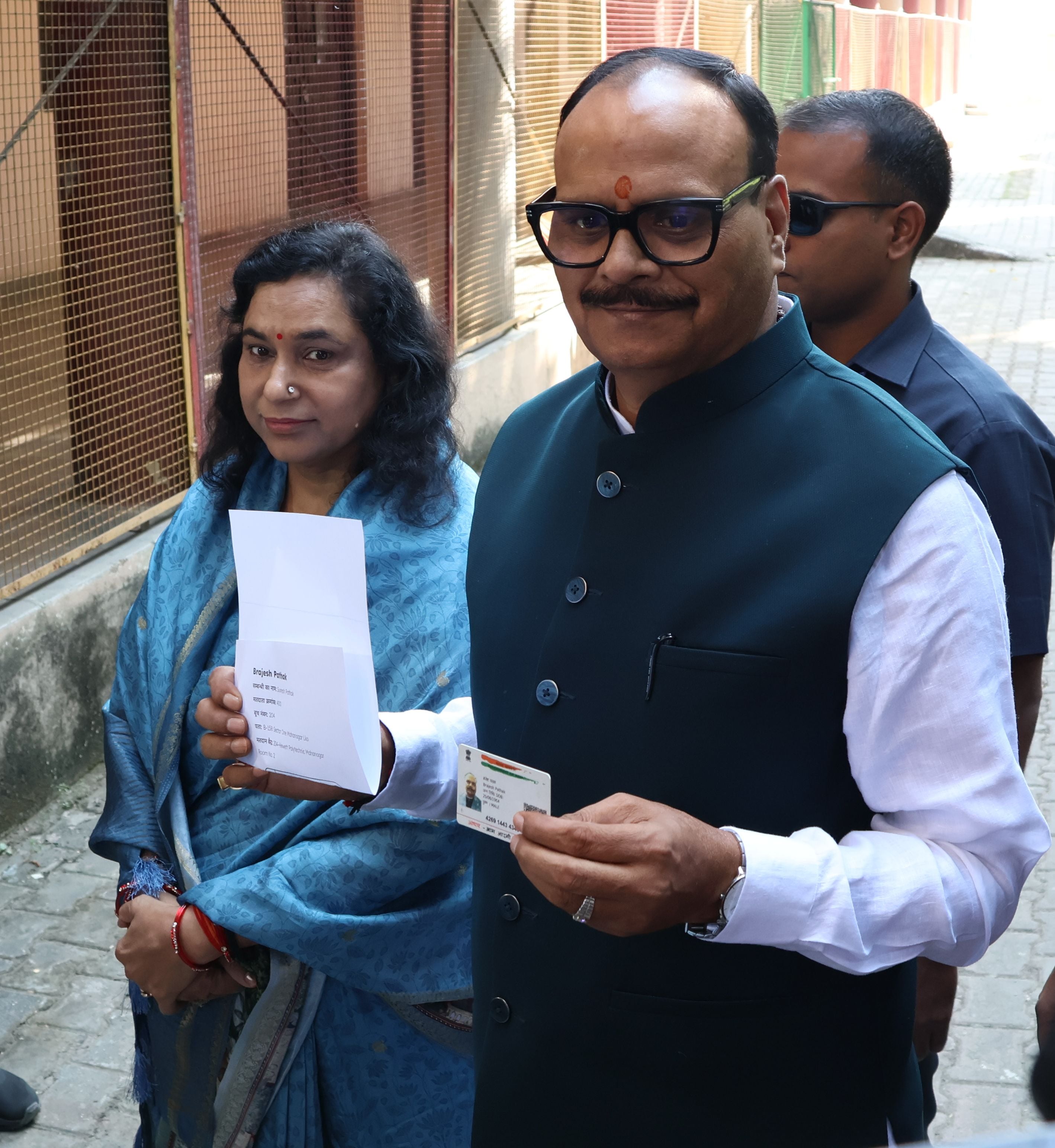 पत्नी के साथ मतदान करने पहुंचे डिप्टी सीएम ब्रजेश पाठक।