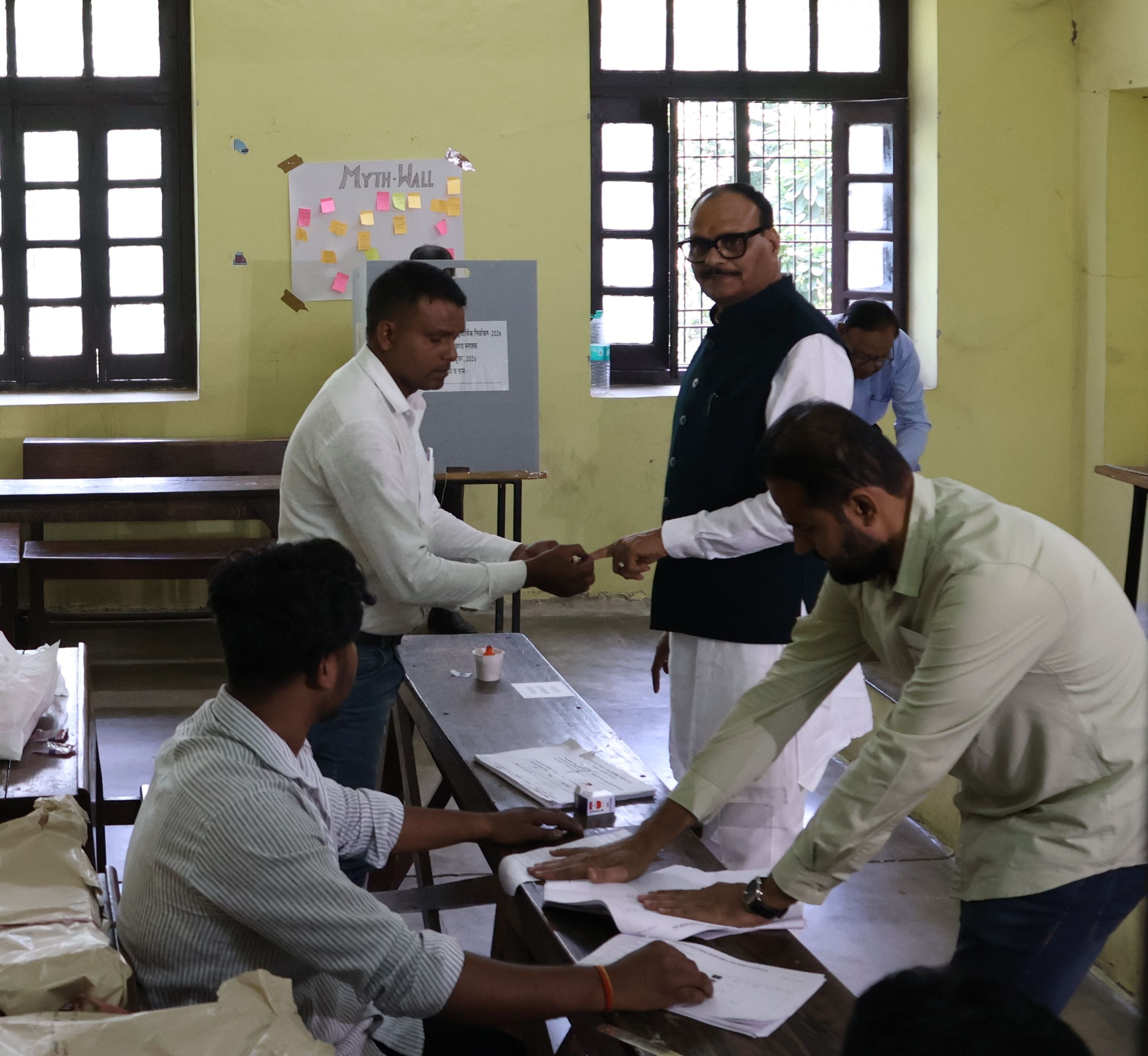 पत्नी के साथ मतदान करने पहुंचे डिप्टी सीएम ब्रजेश पाठक।