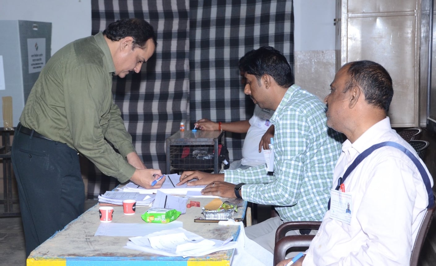 पत्नी के साथ मतदान करने पहुंचे डिप्टी सीएम ब्रजेश पाठक।