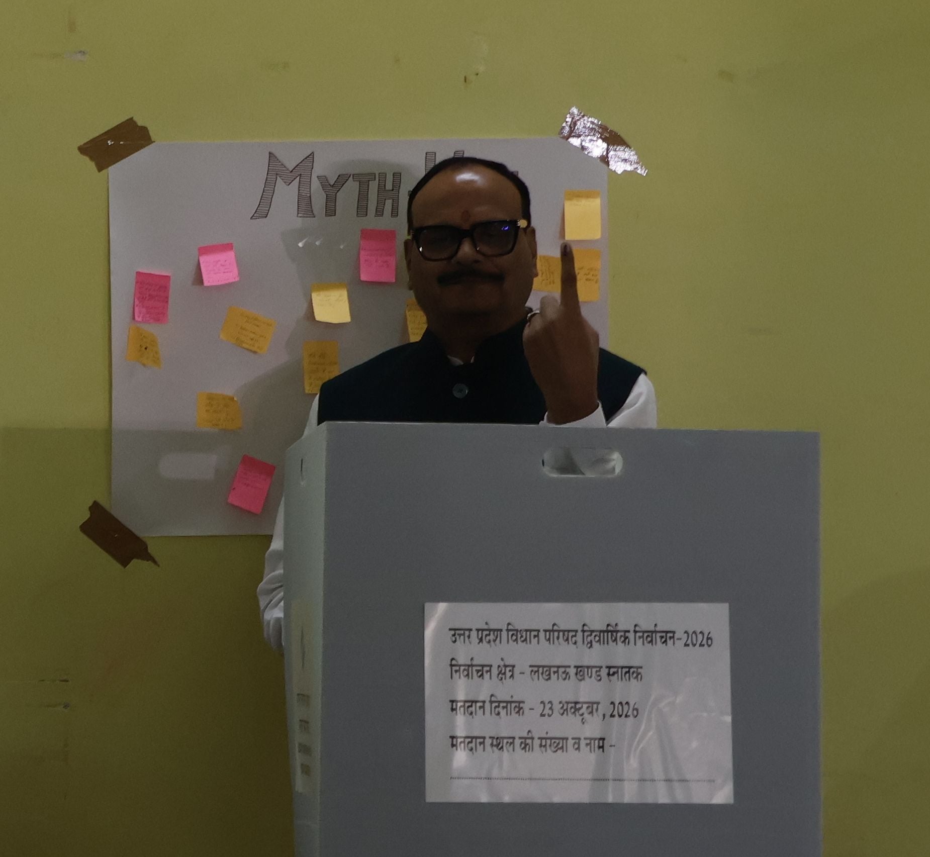 पत्नी के साथ मतदान करने पहुंचे डिप्टी सीएम ब्रजेश पाठक।