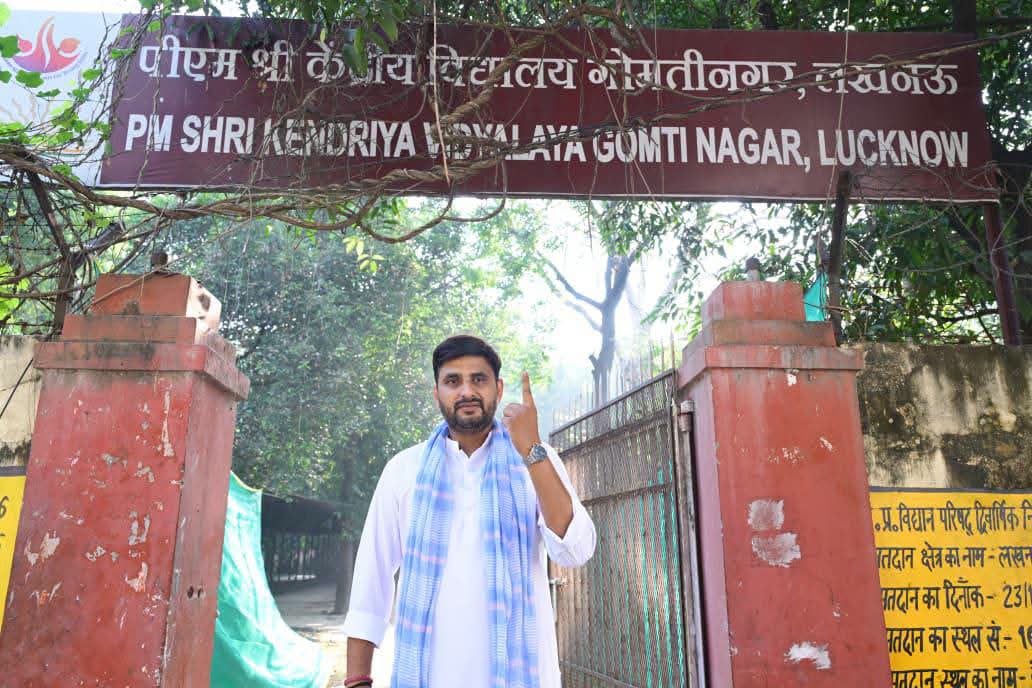 पत्नी के साथ मतदान करने पहुंचे डिप्टी सीएम ब्रजेश पाठक।